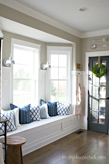 Window seat in bay window