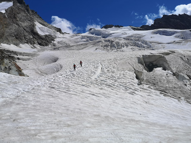 Dent d'Herens. Przepiękna nieznana góra nieopodal słynnego Matterhorn.