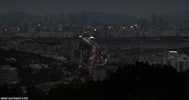 Seúl de noche visto desde la montaña Namsan