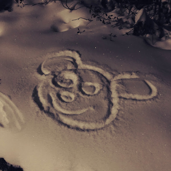 Mickey Mouse-gezichtje in de sneeuw