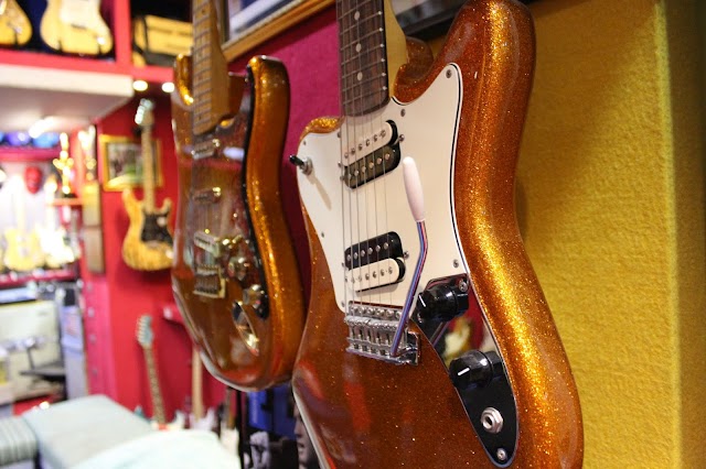 Bukan Museum, Disini Hanya Ada Fender  Original Saja Jumlahnya Ratusan