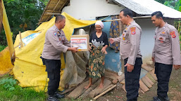 Kapolsek Bongas Bersama Anggota Antar Bansos Langsung ke Rumah Warganya