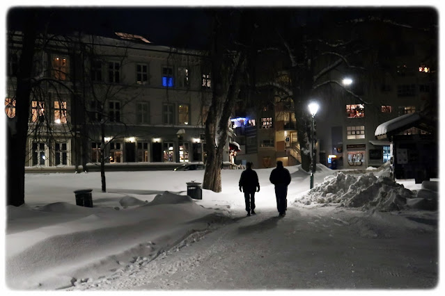 Utsikt fra Sofienbergparken opp mot Petrus Bar og Restaurant i Helgesens gate 50 på Rodeløkka i Bydel Grünerløkka i Oslo.