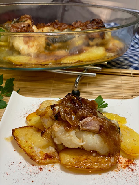 Bacalao a la portuguesa jugoso con patatas al horno