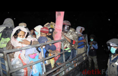 Pengungsi Merapi - Sumber : detikfoto.com