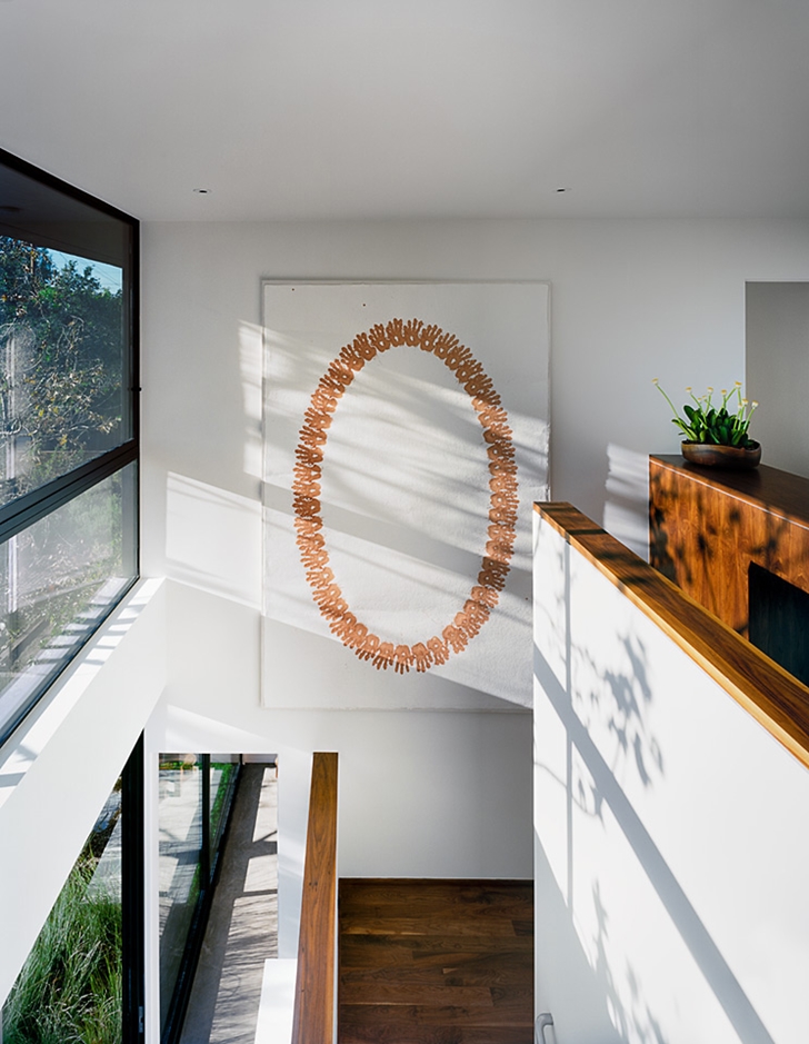 Double height hallway in Vienna Way Home by Marmol Radziner