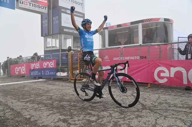 Lorenzo Fortunato celebra a vitória no alto do Monte Zoncolan