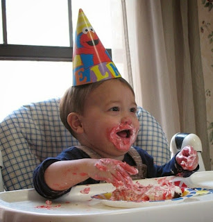 Foto bayi lucu banget belepotan saat ulang tahun
