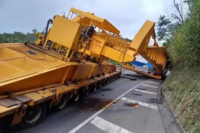 Linha de eixos com transformador tombada na Via Dutra