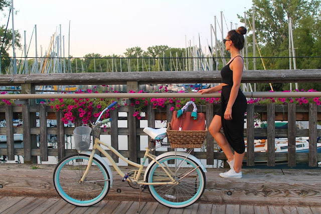 Toronto Islands, outfit with sneakers, cropped top, sporty chic, structured bag, canadian blogger, top fashion bloggers