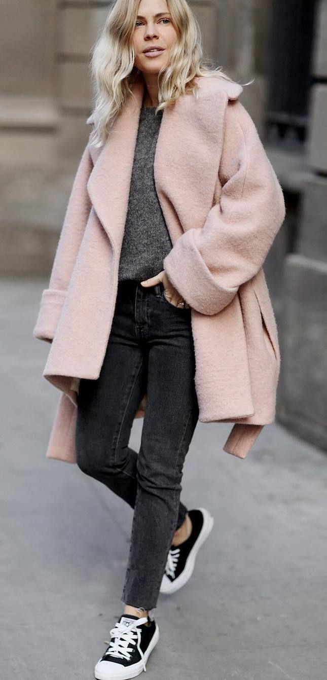 grey and pink fall outfit: coat + sweater + jeans + sneakers