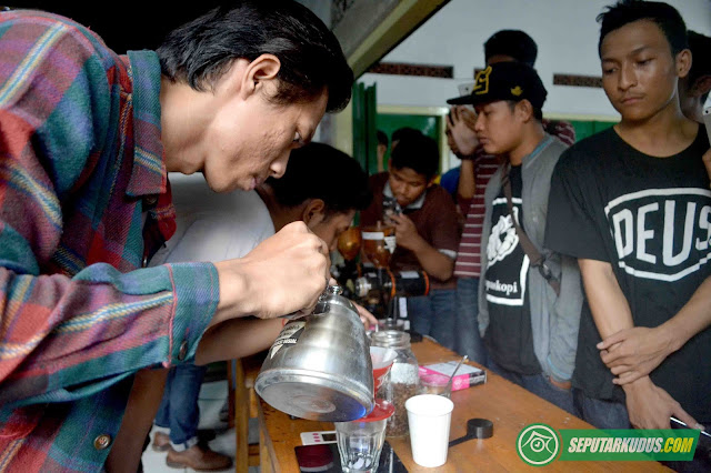 Barista Peracik Kopi di Kudus