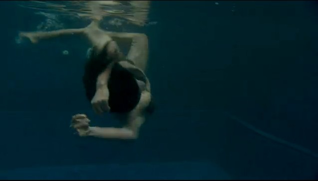 depe-renang-di-film-pacar-hantu-perawan.jpg
