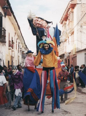 Muñecos gigantes en el Carnaval de Ayacucho