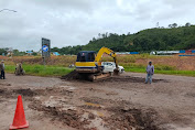 Jalan S. Parman Tanjung Piayu Rusak Parah Akibat Lintasan  Dump Truk Pengangkut Tanah
