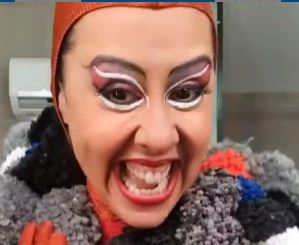Atriz e comediante Evelyn Castro interpretando a  Cloroquina