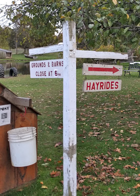 Sign to hayrides