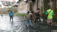 Cegah Banjir, Satgas Sub 05 Sektor 22 Bersihkan Sungai Cibeunying