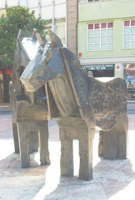 Oviedo, escultura Asturcones