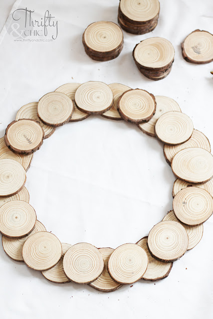 DIY 5 minute wood slice wreath tutorial. How to make a wood disc wreath. DIY easy Christmas crafts. DIY Christmas ideas. Farmhouse Christmas decor. Woodland Christmas wreath.