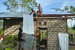Anggota TNI Bantu Warga Biak Numfor Pasang Atap Rumah