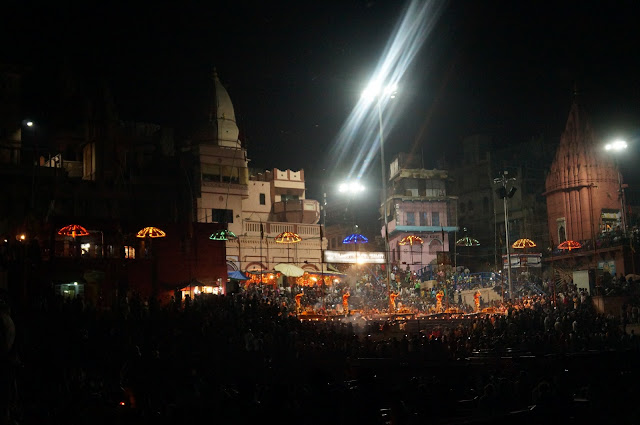 Agni Pooja di Dashashwamedh Ghat Sungai Gangga