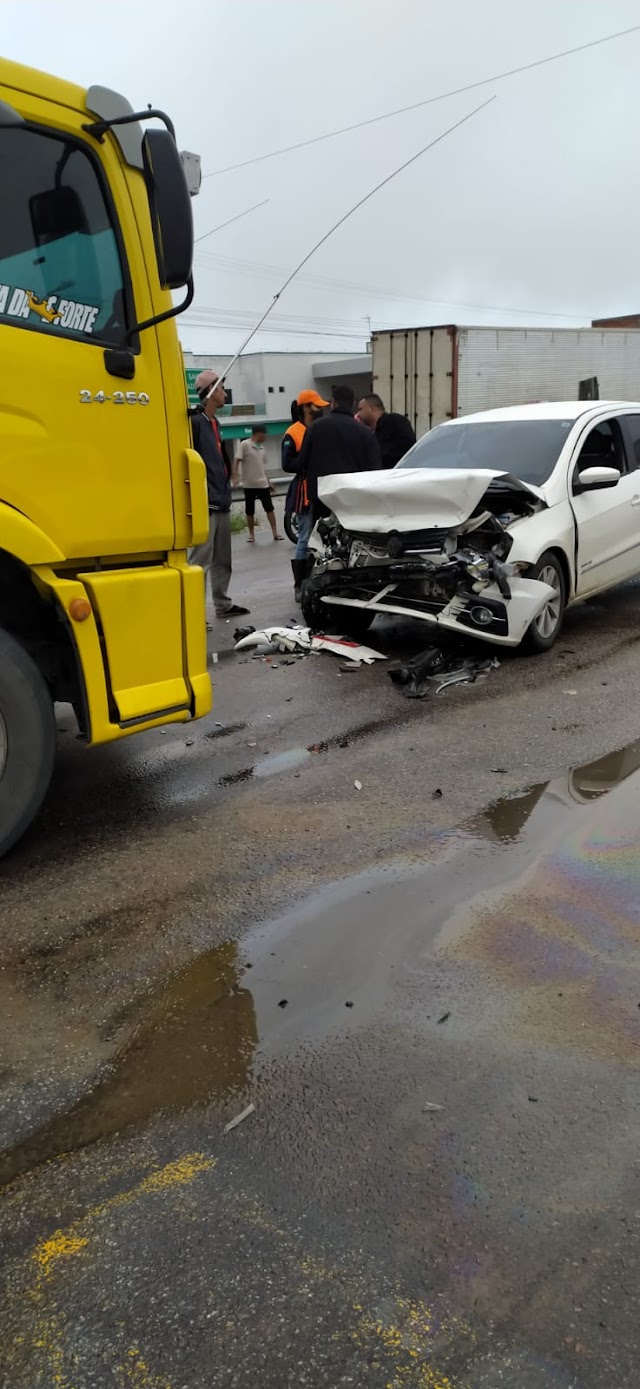 Colisão entre carro e caminhão deixa dois feridos em R. do Jacuípe