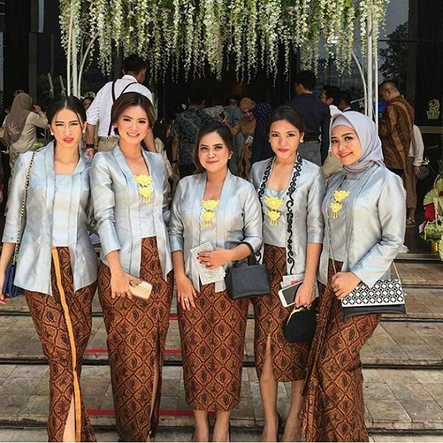  Kebaya  Kutubaru  2022 Kebaya  Pesta Simple Dan Mewah 