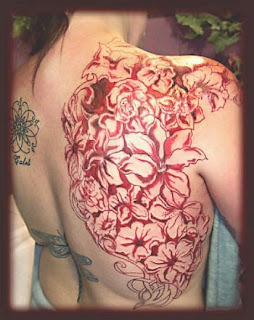 Tatuagens desenhos fotos flores nas costas