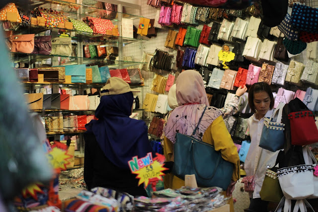 Shopping Di Chatuchak Market, Bangkok Penuh Dengan Manusia