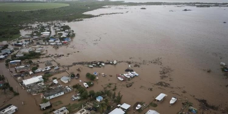 Huracán Fiona continúa azotando las Islas Turcas y Caicos