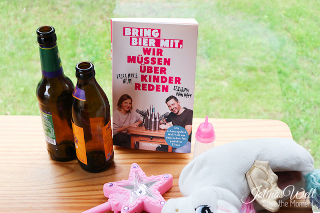 Buch Bring Bier mit steht bei Bierflaschen und Spielzeug