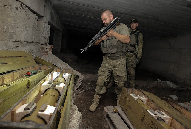 Į Luhansko regione, kur kovotojai užsibarikadavę įmonė išformuota specialiųjų pajėgų patrulinis policijos "Tornado", iškasti, pagrindas sakė vyriausiasis karinis prokuroras Ukrainos Anatolijus Matios.