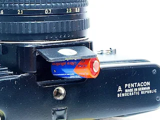 Praktica B100, Battery installation