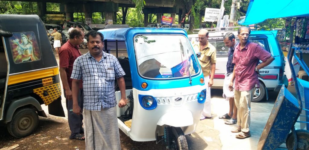 കണ്ണൂർ ജില്ലയിൽ ആദ്യമായി ഇലക്ട്രിക്ക് ഓട്ടോ നിരത്തിലിറക്കി ചമ്പാട് അരയാക്കൂൽ സ്വദേശി വിജേഷ്.ഓട്ടോ സ്വന്തമാക്കിയത് രണ്ടേമുക്കാൽ ലക്ഷം രൂപയ്ക്ക്