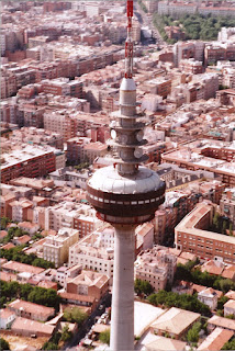 Imagen aérea de la torre con el barrio a sus pies. En los años 90 eran pocas las antenas instaladas en la torre.