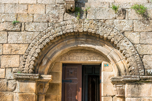 Imagen de la Puerta sur de la Iglesia de Santiago