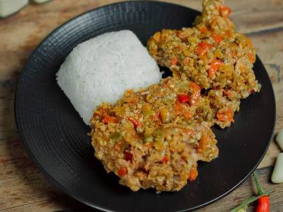 Indonesia adalah negara yang kaya akan keanekaragaman budaya, termasuk kekayaan kuliner. Masakan khas Indonesia memiliki cita rasa yang unik, rempah-rempah yang khas, dan kelezatan yang tak terlupakan. Dari Sabang sampai Merauke, setiap daerah di Indonesia memiliki masakan khasnya sendiri yang memikat lidah dan menggugah selera.   Dalam artikel ini, kita akan merangkum 10 masakan khas Indonesia yang wajib dicoba. Mari nikmati kelezatan dan keindahan masakan Indonesia yang membuat kita bangga akan warisan budaya kuliner kita.