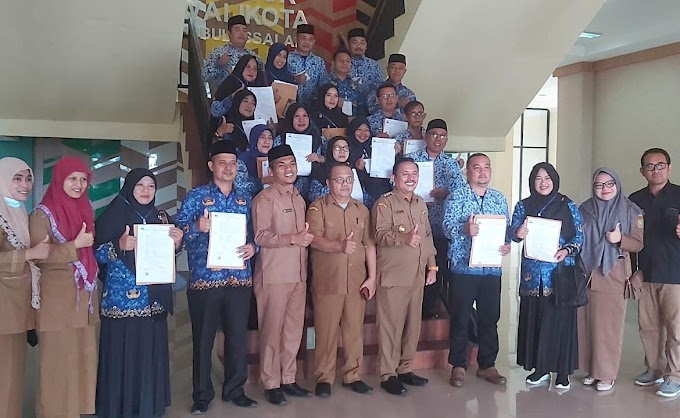 Gubernur Aceh Serahkan SK Kenaikan Pangkat Kepada Sejumlah Guru PNS Subulussalam