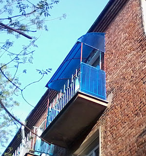 Балкон с крышей из поликарбоната