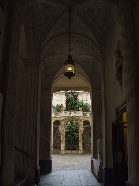 jiemve, le temps d'une pose, Gênes, Genova, Palais, Palazzi, Via Garibaldi, plafond, décorations, cours, atrium, coursive, hall, entrée