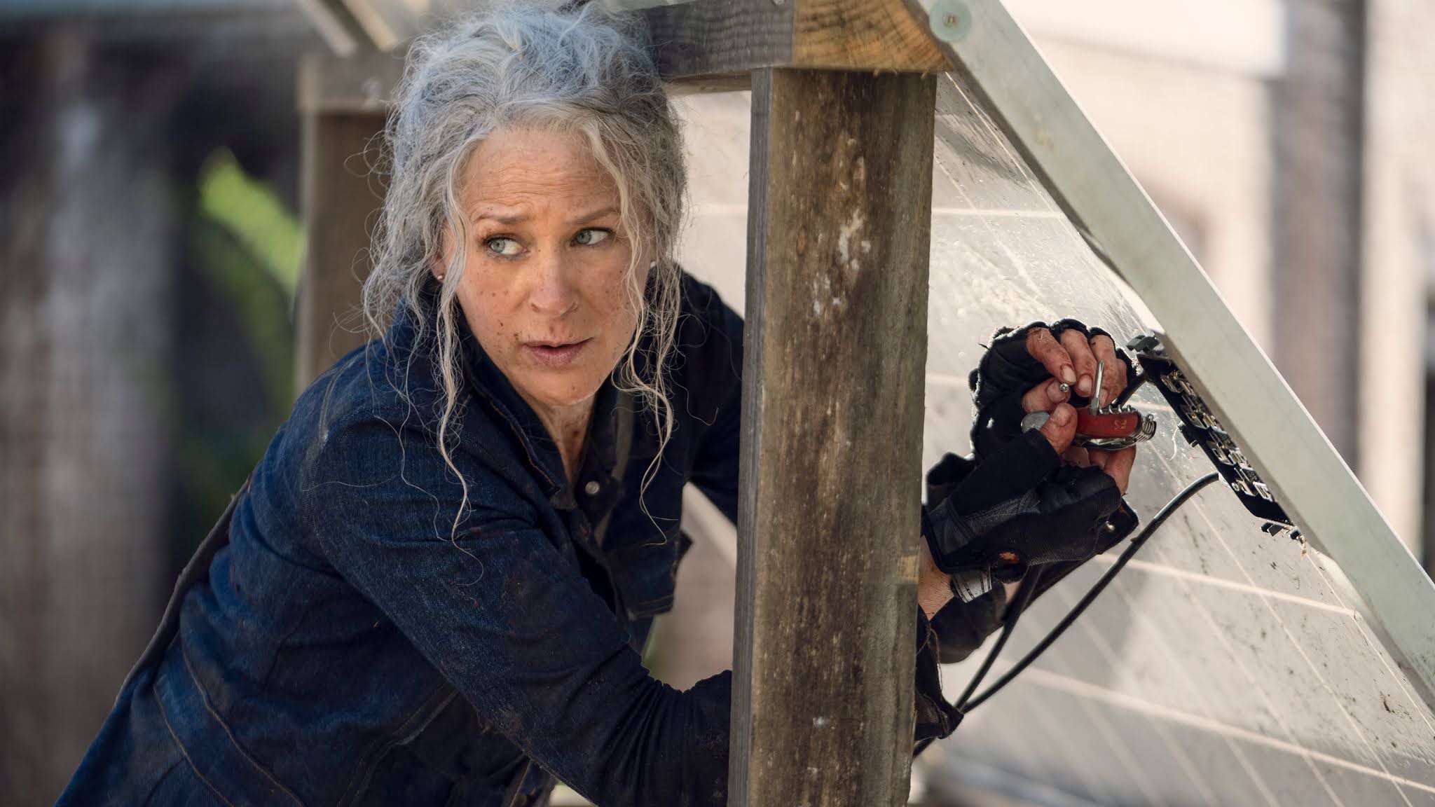 Carol arregla un panel solar en The Walking Dead