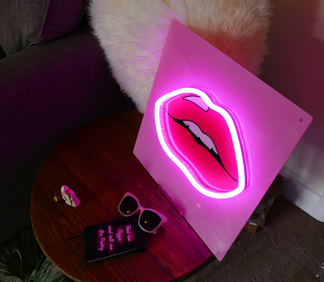 bag and bones, bag and bones neon light, bag and bones review, bag and bones lights lips, bag and bones neon, customised neon lights uk