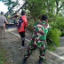 Sinergitas Camat Bua, Babinsa, Bhabinkamtibmas dan Masyarakat Kerja Gotong Royong Penebangan Pohon di Jalan Poros Desa Karang Karangan