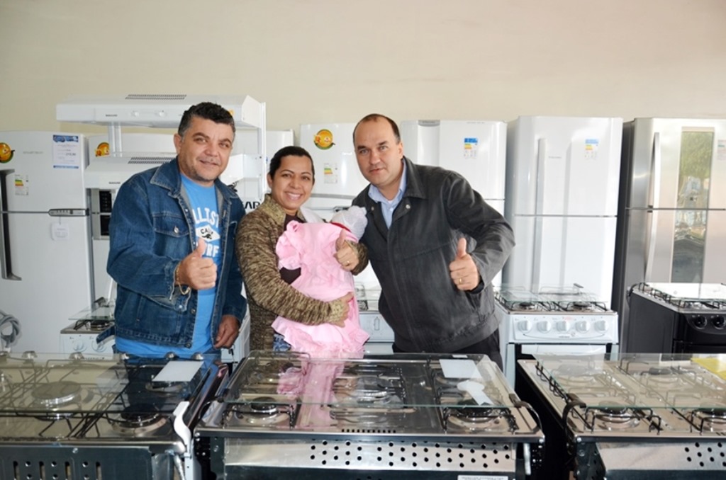 Moradora de Rondonópolis ganhou jogo de cozinha da rifa do Hospital Amparo