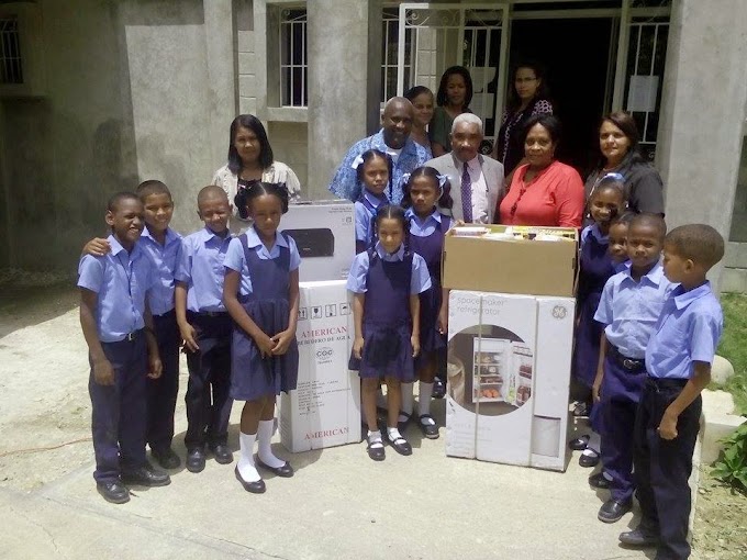 Oficina Senatorial Tommy Galán  entrega neveras,bebederos y material gastable a Escuelas con motivo del inicio del año escolar