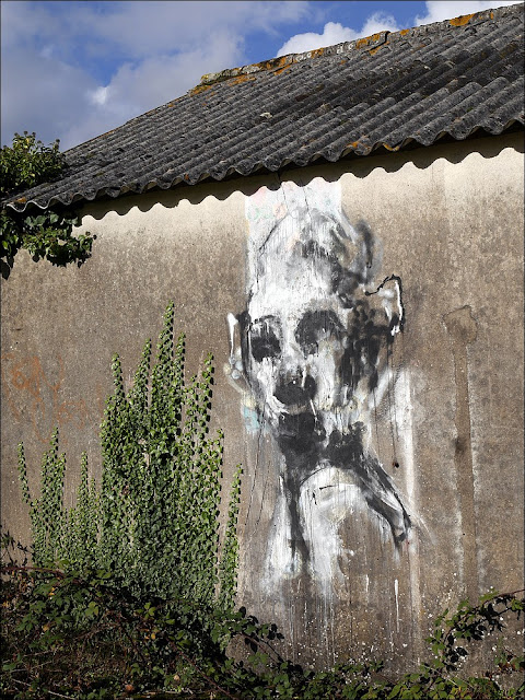 Graff sur un bâtiment des Amis du transformateur, à Saint-Nicolas de Redon. Octobre 2015