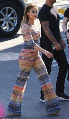 Jennifer Lopez w pasiastym kombinezonie hippie