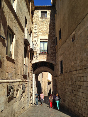 Portal de Sobreportes. Plaça de la Catedral. Llegendes. Girona.