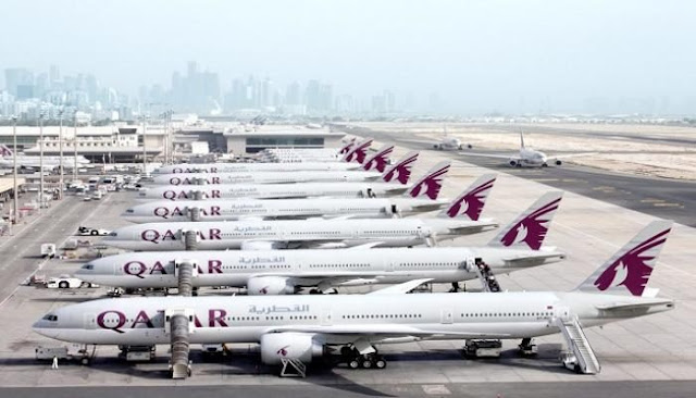 وكالة البيارق الإعلامية  قال الرئيس التنفيذي لشركة الخطوط الجوية القطرية يوم الثلاثاء إن الشركة ألغت رحلاتها من 18 وجهة من جدولها لإفساح المجال في مطار حمد الدولي لشركات الطيران التي تنقل المشجعين لحضور نهائيات كأس العالم لكرة القدم الشهر المقبل. وقال الرئيس التنفيذي أكبر الباكر إن الأولوية الآن هي لاستيعاب مئات الرحلات الجوية التي ستهبط في البلاد من أجل النهائيات. وتستضيف قطر، التي تتوقع وصول نحو 500 رحلة مكوكية يوميا بالإضافة إلى مئات من رحلات الطيران العارض والطائرات الخاصة، النهائيات في الفترة بين 20 نوفمبر تشرين الثاني و18 ديسمبر كانون الأول. ومن المتوقع وصول نحو 1.2 مليون زائر. ويشارك إجمالي 32 دولة في مباريات تقام في ثمانية ملاعب في محيط 40 كيلومترا من وسط الدوحة.  وقال الباكر في مؤتمر صحفي ردا على سؤال عما إذا كانت الشركة تحقق نموا الآن بسبب كأس العالم، إن هذا لا يحدث في الواقع نظرا لعدم وجود وجهات جديدة. وأضاف أنه على العكس، قلصت الشركة رحلاتها وانسحبت من 18 وجهة لإفساح المجال في مطار حمد الدولي لرحلات المشجعين. وأضاف أن الأولوية لدى الشركة ليست لشبكتها، بل إتاحة الفرصة لجميع الدول المشاركة ونقل أعداد كبيرة من الركاب إلى قطر.  وقال إن الخطوط الجوية الألمانية لوفتهانزا تدرس استئناف عملياتها مع الخطوط الجوية الفرنسية إير فرانس والخطوط الجوية الملكية الهولندية. كما قال بدر محمد المير، مدير العمليات بالخطوط الجوية القطرية، إنه من المقرر أن تهبط مئات الرحلات يوميا من لحضور النهائيات. كما سيسافر عدد كبير من المشجعين لحضور المباريات، مع اختيار الإقامة في دبي. وقال "بالنسبة للرحلات المكوكية سيكون هناك 500 رحلة في اليوم، أما بالنسبة لرحلات الطيران العارض، فلم يتم الانتهاء من القائمة بعد".